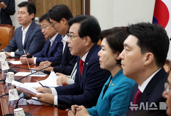 [서울=뉴시스] 조성봉 기자 = 송언석 국민의힘 비상대책위원장 겸 원내대표가 4일 오전 서울 여의도 국회에서 열린 비상대책위원회의에서 발언을 하고 있다. 2025.08.04. suncho21@newsis.com