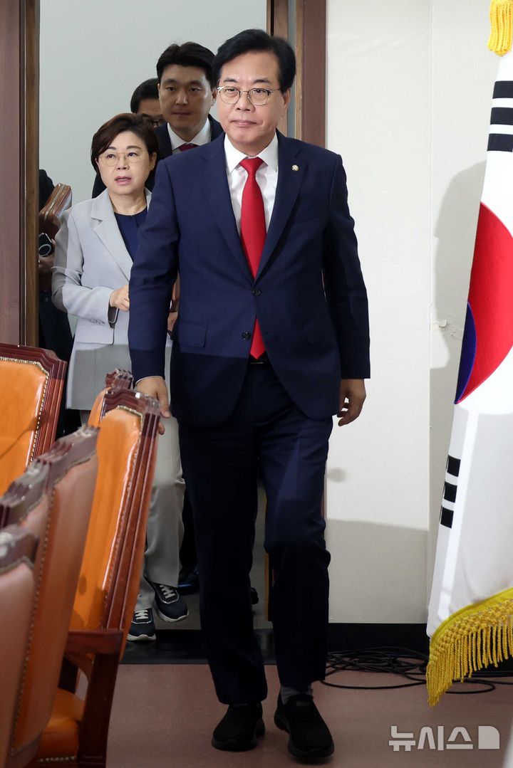 [서울=뉴시스] 조성봉 기자 = 송언석 국민의힘 비상대책위원장 겸 원내대표가 4일 오전 서울 여의도 국회에서 열린 비상대책위원회의에 참석하고 있다. 2025.08.04. suncho21@newsis.com