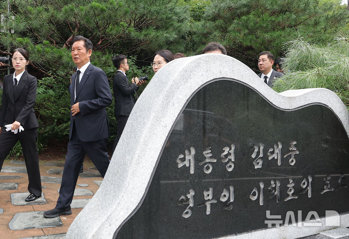 [서울=뉴시스] 황준선 기자 = 정청래 더불어민주당 신임 대표가 4일 오전 서울 동작구 국립서울현충원 내 고 김대중 전 대통령 묘역을 찾아 참배를 마친 뒤 이동하고 있다. (공동취재) 2025.08.04. photo@newsis.com