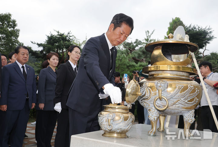 [서울=뉴시스] 황준선 기자 = 정청래 더불어민주당 신임 대표가 4일 오전 서울 동작구 국립서울현충원 내 고 김대중 전 대통령 묘역을 찾아 참배를 하고 있다. (공동취재) 2025.08.04. photo@newsis.com