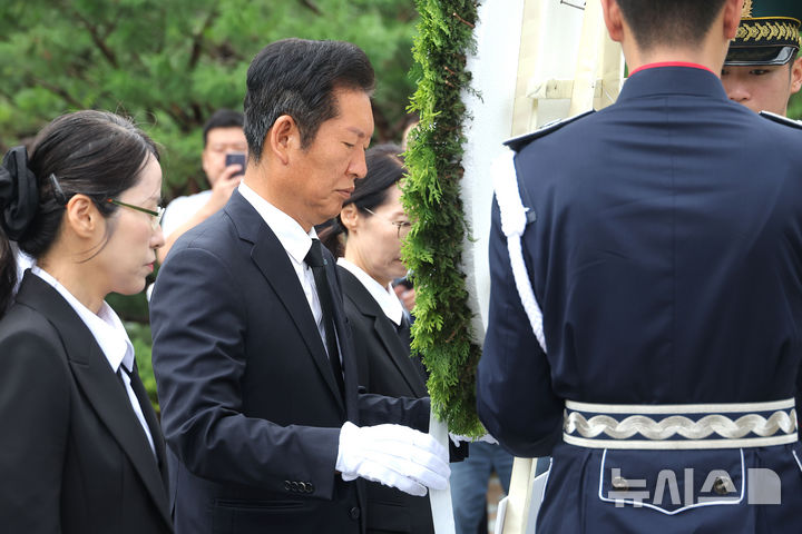 [서울=뉴시스] 황준선 기자 = 정청래 더불어민주당 신임 대표가 4일 오전 서울 동작구 국립서울현충원 내 고 김대중 전 대통령 묘역을 찾아 헌화하고 있다. (공동취재) 2025.08.04. photo@newsis.com