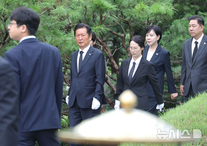 [서울=뉴시스] 황준선 기자 = 정청래 더불어민주당 신임 대표가 4일 오전 서울 동작구 국립서울현충원 내 고 김대중 전 대통령 묘역을 찾아 참배를 하기 위해 이동하고 있다. (공동취재) 2025.08.04. photo@newsis.com