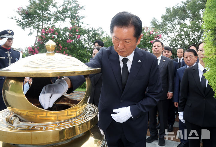 [서울=뉴시스] 황준선 기자 = 정청래 더불어민주당 신임 대표가 4일 오전 서울 동작구 국립서울현충원 내 고 김대중 전 대통령 묘역을 찾아 분향하고 있다. (공동취재) 2025.08.04. photo@newsis.com