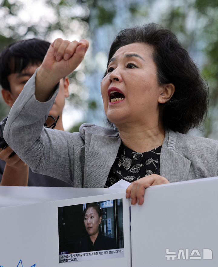 [서울=뉴시스] 홍효식 기자 = 김영선 전 국민의힘 의원이 4일 서울 종로구 KT 광화문빌딩 웨스트에 마련된 윤석열 전 대통령 부인 김건희 여사 의혹을 수사하는 민중기 특별검사 사무실로 출석하며 입장을 밝히고 있다. 2025.08.04. yesphoto@newsis.com