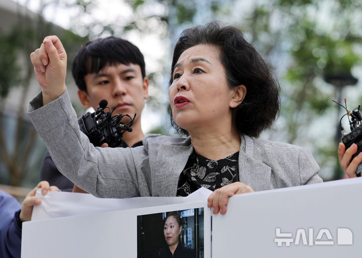[서울=뉴시스] 홍효식 기자 = 김영선 전 국민의힘 의원이 4일 서울 종로구 KT 광화문빌딩 웨스트에 마련된 윤석열 전 대통령 부인 김건희 여사 의혹을 수사하는 민중기 특별검사 사무실로 출석하며 입장을 밝히고 있다. 2025.08.04. yesphoto@newsis.com