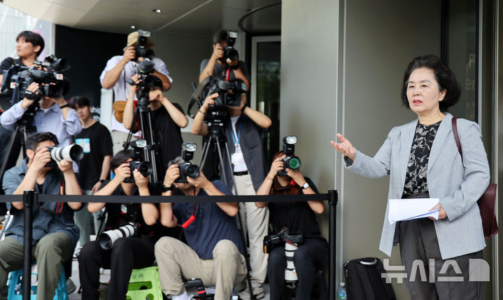 [서울=뉴시스] 홍효식 기자 = 김영선 전 국민의힘 의원이 4일 서울 종로구 KT 광화문빌딩 웨스트에 마련된 윤석열 전 대통령 부인 김건희 여사 의혹을 수사하는 민중기 특별검사 사무실로 출석하며 입장을 밝히고 있다. 2025.08.04. yesphoto@newsis.com