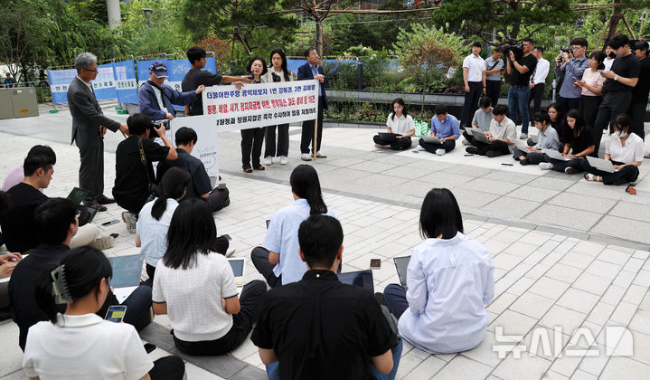 [서울=뉴시스] 홍효식 기자 = 김영선 전 국민의힘 의원이 4일 서울 종로구 KT 광화문빌딩 웨스트에 마련된 윤석열 전 대통령 부인 김건희 여사 의혹을 수사하는 민중기 특별검사 사무실로 출석하며 입장을 밝히고 있다. 2025.08.04. yesphoto@newsis.com