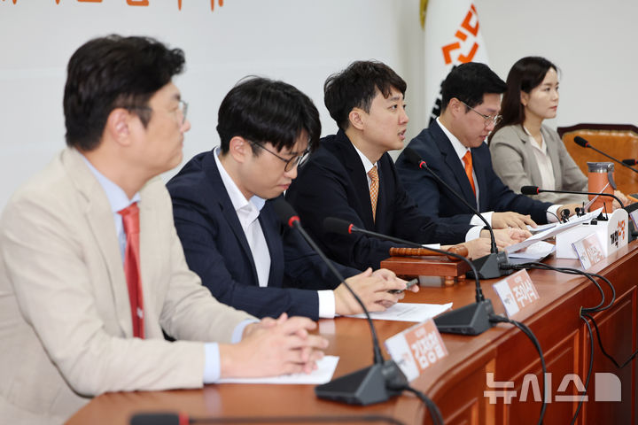 [서울=뉴시스] 김명년 기자 = 이준석 개혁신당 대표가 4일 오전 서울 여의도 국회에서 열린 최고위원회의에서 발언하고 있다. 2025.08.04. kmn@newsis.com