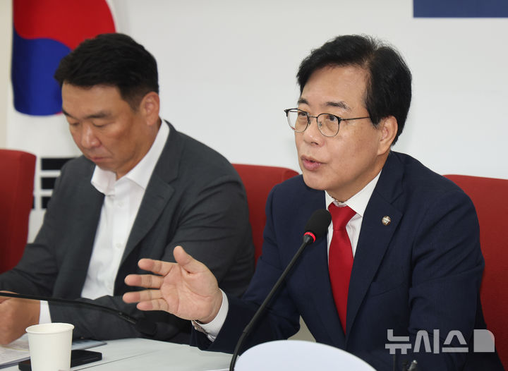 [서울=뉴시스] 김명년 기자 = 송언석 국민의힘 비상대책위원장 겸 원내대표가 4일 오전 서울 여의도 국회에서 열린 '한미 관세협상 관련 농업분야 간담회'에서 발언하고 있다. 2025.08.04. kmn@newsis.com