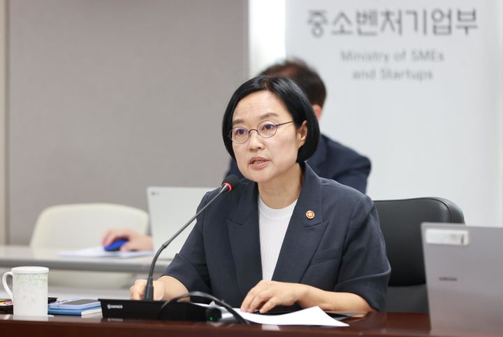[서울=뉴시스] 한성숙 중소벤처기업부 장관이 4일 세종시 정부세종청사에서 '소비촉진 및 수출대응 등 주요 현안 점검 회의'를 주재하고 있다. (사진=중소벤처기업부 제공) 2025.08.04. photo@newsis.com *재판매 및 DB 금지