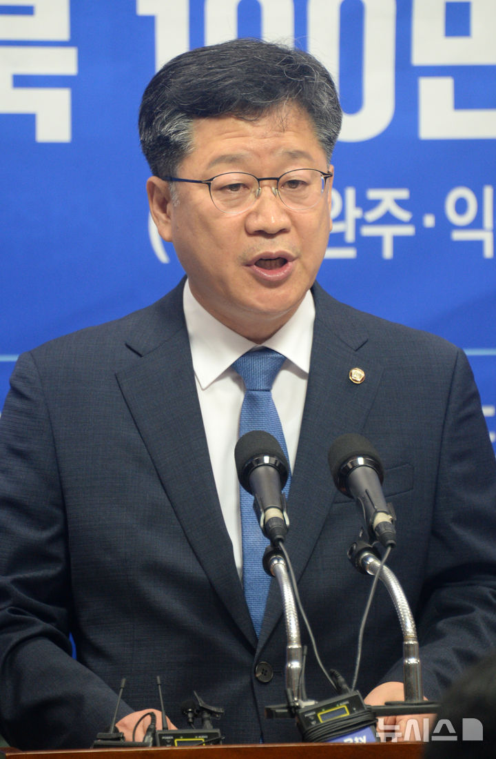 [전주=뉴시스] 김얼 기자 = 안호영 국회의원이 4일 전북 전주시 전북특별자치도의회 기자회견장에서 완주-전주 통합과 관련한 기자회견을 열고 질의에 답변하고 있다. 2025.08.04. pmkeul@newsis.com