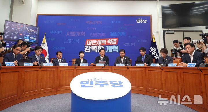 [서울=뉴시스] 조성봉 기자 = 더불어민주당 정청래 대표가 4일 오전 서울 여의도 국회에서 열린 최고위원회의에서 발언을 하고 있다. 2025.08.04. suncho21@newsis.com