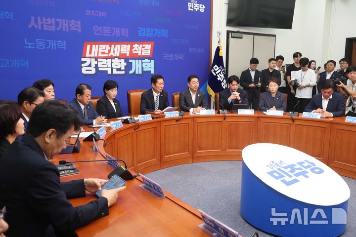 [서울=뉴시스] 조성봉 기자 = 정청래 더불어민주당 대표가 4일 오전 서울 여의도 국회에서 열린 최고위원회의에서 발언을 하고 있다. 2025.08.04. suncho21@newsis.com