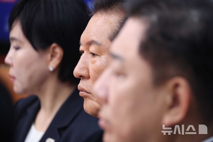 [서울=뉴시스] 조성봉 기자 = 정청래 더불어민주당 대표가 4일 오전 서울 여의도 국회에서 열린 최고위원회의에서 잠시 생각에 잠겨있다. 2025.08.04. suncho21@newsis.com