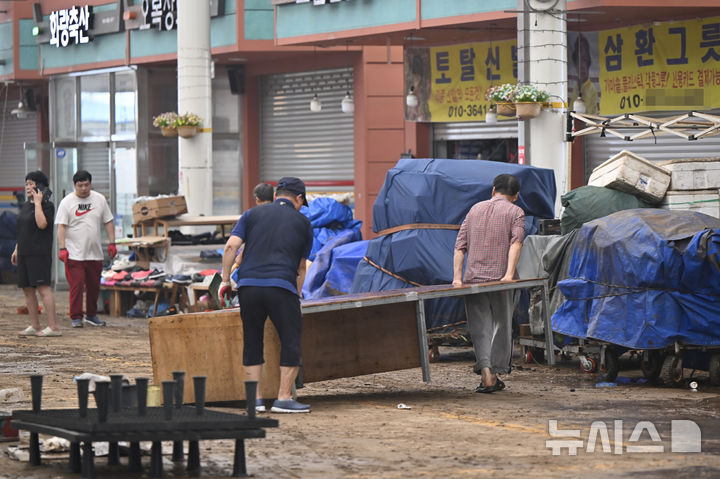 [함평=뉴시스] 박기웅 기자 = 4일 오전 전남 함평군 함평읍 함평천지전통시장에서 상인들이 폭우로 피해를 입은 시장 일대를 정리하고 있다. 함평에는 전날 많은 비가 내리면서 주택 50가구와 상가 46곳이 침수된 것으로 잠정 집계됐다. 2025.08.04. pboxer@newsis.com