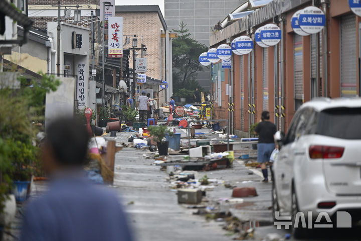[함평=뉴시스] 박기웅 기자 = 4일 오전 전남 함평군 함평읍 함평천지전통시장 인근 길목이 폭우에 떠내려 온 폐기물로 가득하다. 함평에는 전날 많은 비가 내리면서 주택 50가구와 상가 46곳이 침수된 것으로 잠정 집계됐다. 2025.08.04. pboxer@newsis.com
