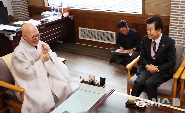 [서울=뉴시스] 이영환 기자 = 정동영 통일부 장관이 4일 오전 서울 종로구 조계사 내 조계종 총무원장 접견실에서 총무원장 진우스님과 대화를 나누고 있다. 2025.08.0.4. 20hwan@newsis.com