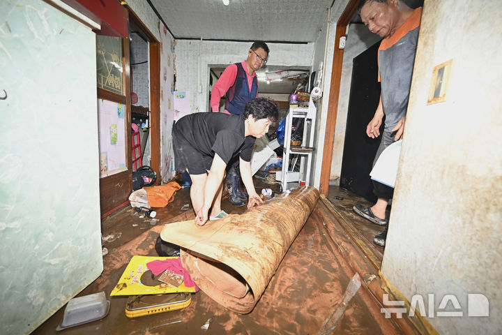 [함평=뉴시스] 박기웅 기자 = 4일 오전 전남 함평군 함평읍 한 주택에서 주민들이 주택 침수 복구 작업을 벌이고 있다. 함평에는 전날 많은 비가 내리면서 주택 50가구와 상가 46곳이 침수된 것으로 잠정 집계됐다. 2025.08.04. pboxer@newsis.com