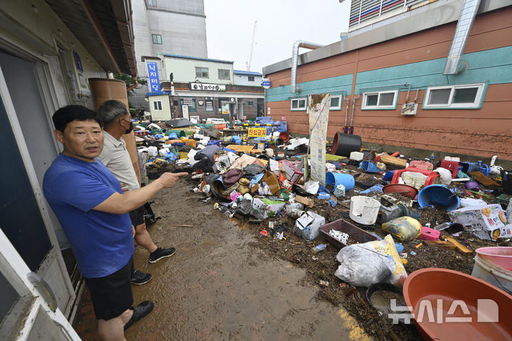 [함평=뉴시스] 박기웅 기자 = 4일 오전 전남 함평군 함평읍 함평천지전통시장 인근 길목이 폭우에 떠내려 온 폐기물로 막혀 있다. 함평에는 전날 많은 비가 내리면서 주택 50가구와 상가 46곳이 침수된 것으로 잠정 집계됐다. 2025.08.04. pboxer@newsis.com