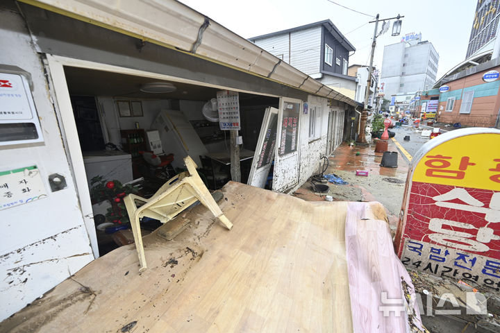 [함평=뉴시스] 박기웅 기자 = 4일 오전 전남 함평군 함평읍 함평천지전통시장 인근 한 국밥집이 전날 내린 폭우에 처참하게 망가졌다. 함평에는 전날 많은 비가 내리면서 주택 50가구와 상가 46곳이 침수된 것으로 잠정 집계됐다. 2025.08.04. pboxer@newsis.com