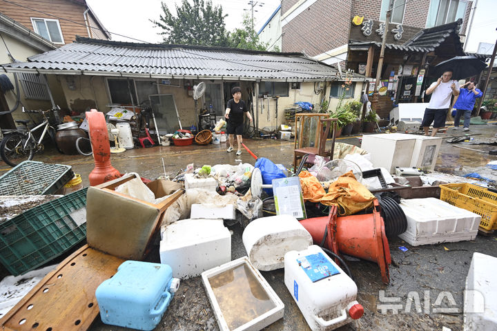 [함평=뉴시스] 박기웅 기자 = 4일 오전 전남 함평군 함평읍 한 주택에서 주민들이 주택 침수 복구 작업을 벌이고 있다. 함평에는 전날 많은 비가 내리면서 주택 50가구와 상가 46곳이 침수된 것으로 잠정 집계됐다. 2025.08.04. pboxer@newsis.com