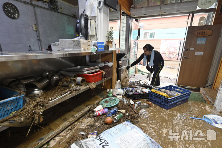 [함평=뉴시스] 박기웅 기자 = 4일 오전 전남 함평군 함평읍 한 음식점에서 식당 관계자가 침수 복구 작업을 벌이고 있다. 함평에는 전날 많은 비가 내리면서 주택 50가구와 상가 46곳이 침수된 것으로 잠정 집계됐다. 2025.08.04. pboxer@newsis.com