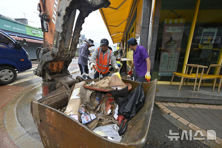[함평=뉴시스] 박기웅 기자 = 4일 오전 전남 함평군 함평읍 상가 거리에서 중장비를 동원한 침수 피해 복구 작업이 진행되고 있다. 함평에는 전날 많은 비가 내리면서 주택 50가구와 상가 46곳이 침수된 것으로 잠정 집계됐다. 2025.08.04. pboxer@newsis.com