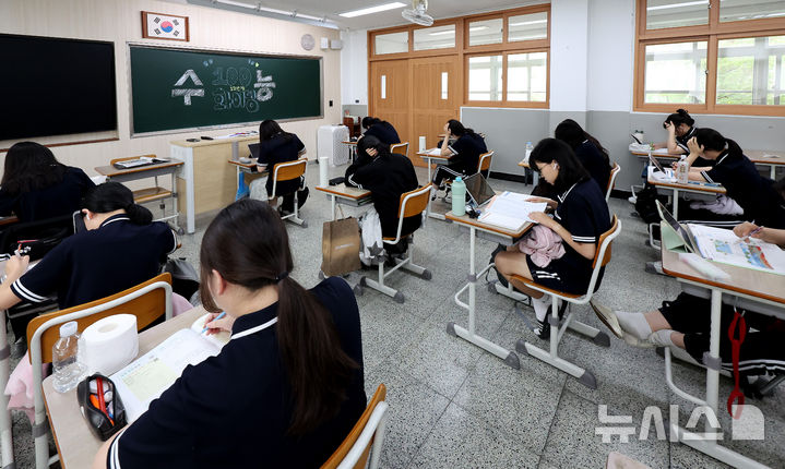 [대구=뉴시스] 이무열 기자 = 2026학년도 대학수학능력시험 100일을 하루 앞둔 4일 대구 수성구 혜화여자고등학교에서 고3 수험생들이 자습을 하고 있다. 2025.08.04. lmy@newsis.com