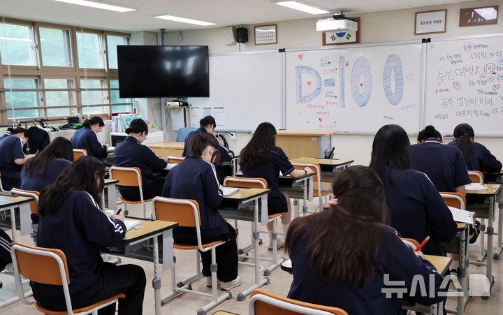  [부산=뉴시스] 하경민 기자 = 2026학년도 대학수학능력시험 100여일 앞둔 4일 부산 수영구 덕문여고에서 3학년 수험생들이 폭염 속에서 학생들이 공부에 열중하고 있다. 2025.08.04. yulnetphoto@newsis.com