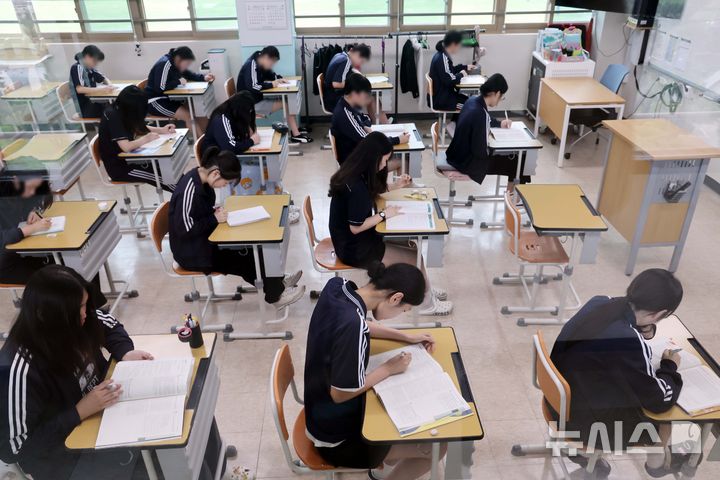  [부산=뉴시스] 하경민 기자 = 2026학년도 대학수학능력시험 100여일 앞둔 4일 부산 수영구 덕문여고에서 3학년 수험생들이 폭염 속에서 학생들이 공부에 열중하고 있다. 2025.08.04. yulnetphoto@newsis.com