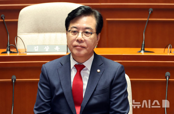 [서울=뉴시스] 김금보 기자 = 송언석 국민의힘 비상대책위원장 겸 원내대표가 4일 서울 여의도 국회에서 열린 의원총회에 참석해 있다. 2025.08.04. kgb@newsis.com