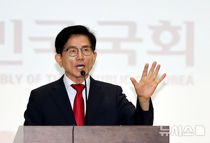 [서울=뉴시스] 김명년 기자 = 김문수 국민의힘 당대표 후보가 4일 오전 서울 여의도 국회 의원회관에서 열린 투게터포럼 시국 토론회에서 연설하고 있다. 2025.08.04. kmn@newsis.com