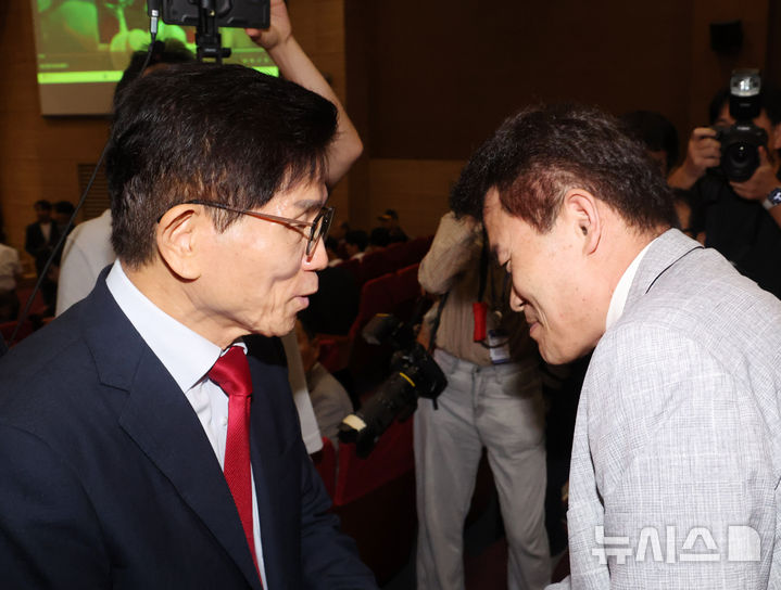 [서울=뉴시스] 김명년 기자 = 김문수 국민의힘 당대표 후보가 4일 오전 서울 여의도 국회 의원회관에서 열린 투게더포럼 시국 토론회에서 전한길 한국사 강사와 인사하고 있다. 2025.08.04. kmn@newsis.com