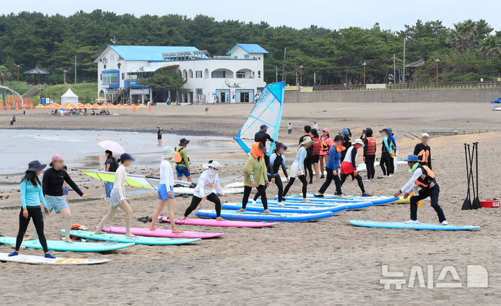 [제주=뉴시스] 우장호 기자 = 제주 해안가 전역에 폭염주의보가 발효된 4일 오전 제주시 이호테우해수욕장에서 피서객들이 레저스포츠를 배우고 있다. 2025.08.04. woo1223@newsis.com