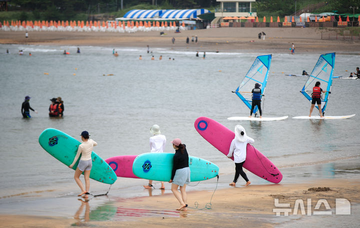 [제주=뉴시스] 우장호 기자 = 제주 해안가 전역에 폭염주의보가 발효된 4일 오전 제주시 이호테우해수욕장에서 피서객들이 레저스포츠를 배우고 있다. 2025.08.04. woo1223@newsis.com
