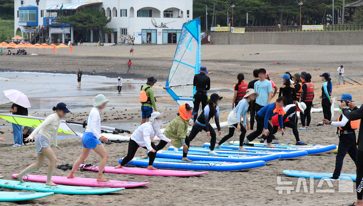 [제주=뉴시스] 우장호 기자 = 제주 해안가 전역에 폭염주의보가 발효된 4일 오전 제주시 이호테우해수욕장에서 피서객들이 레저스포츠를 배우고 있다. 2025.08.04. woo1223@newsis.com