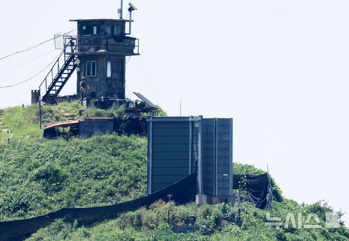 [파주=뉴시스] 홍효식 기자 = 우리 군이 전방지역에 설치된 대북확성기 철거를 시작한 4일 경기도 파주시 접경지역에서 바라본 한국 측 초소 앞 군사 시설물 내 대북 확성기가 보이지 않고 있다. 2025.08.04. yesphoto@newsis.com