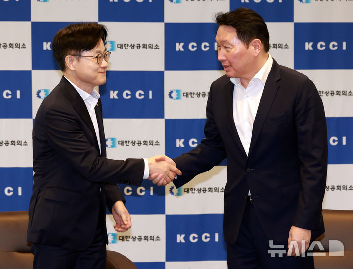 [서울=뉴시스] 이영환 기자 = 김정관(왼쪽) 산업통상자원부 장관과 최태원 대한상공회의소 회장이 4일 오후 서울 중구 대한상공회의소 대접견실에서 인사를 나누고 있다. 2025.08.04. 20hwan@newsis.com