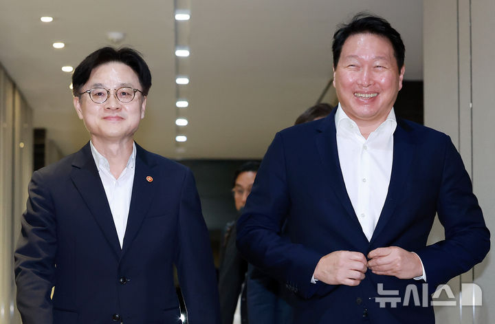 [서울=뉴시스] 이영환 기자 = 김정관(왼쪽) 산업통상자원부 장관과 최태원 대한상공회의소 회장이 4일 오후 서울 중구 대한상공회의소 대접견실로 들어서고 있다. 2025.08.04. 20hwan@newsis.com