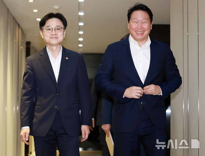 [서울=뉴시스] 이영환 기자 = 김정관(왼쪽) 산업통상자원부 장관과 최태원 대한상공회의소 회장이 4일 오후 서울 중구 대한상공회의소 대접견실로 들어서고 있다. 2025.08.04. 20hwan@newsis.com