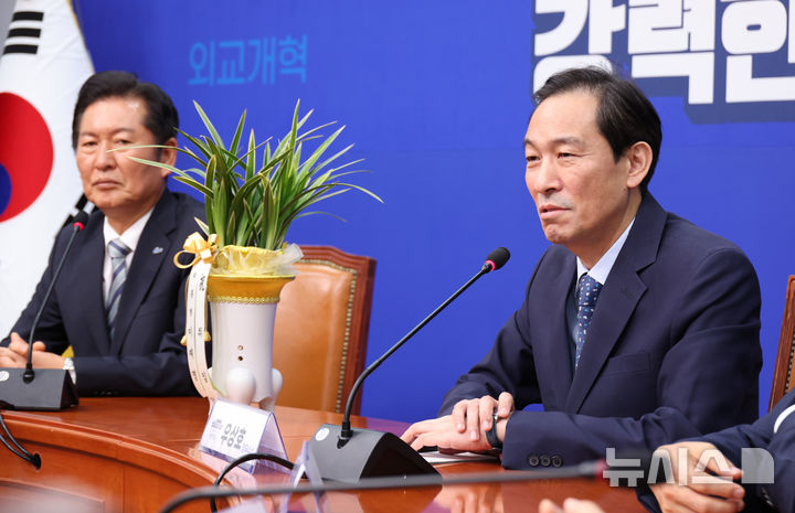 [서울=뉴시스] 김금보 기자 = 우상호(오른쪽) 정무수석이 4일 오후 서울 여의도 국회에서 정청래 더불어민주당 당대표와의 면담에서 발언하고 있다. 2025.08.04. kgb@newsis.com