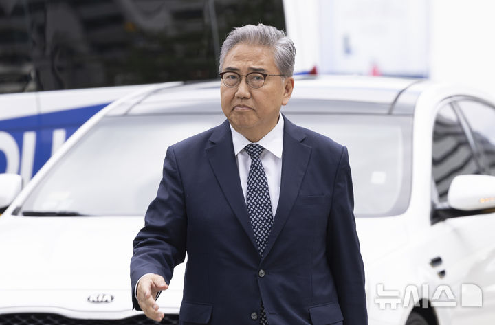 [서울=뉴시스] 김근수 기자 = 박진 전 외교부 장관이 4일 서울 종로구 KT 광화문빌딩 웨스트에 마련된 윤석열 전 대통령 부인 김건희 여사 의혹을 수사하는 민중기 특별검사 사무실로 참고인 조사를 받기 위해 출석하고 있다. 2025.08.04. ks@newsis.com