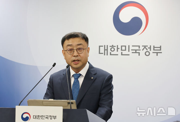 [서울=뉴시스] 김명원 기자 = 송상훈 과학기술정보통신부 정보통신정책실장이 4일 서울 종로구 정부서울청사에서 국가대표 인공지능(AI)을 개발할 5개 정예팀에 네이버클라우드, 업스테이지, SK텔레콤, 엔씨 AI, LG경영개발원 AI연구원 등 최종결과 발표를 하고 있다. 2025.08.04. kmx1105@newsis.com