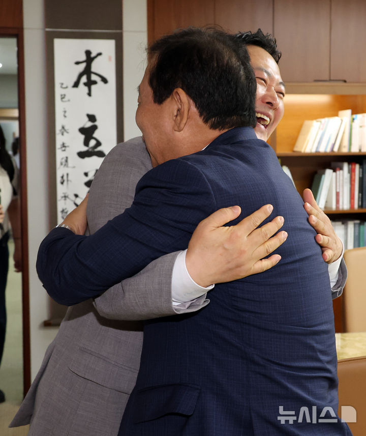 [세종=뉴시스] 강종민 기자 = 장동혁 국민의힘 당대표 후보가 4일 세종시 보람동 세종시청을 찾아 최민호 시장과 포옹하고 있다. 2025.08.04. ppkjm@newsis.com