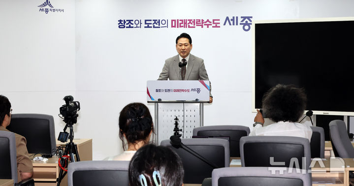[세종=뉴시스] 강종민 기자 = 장동혁 국민의힘 당대표 후보가 4일 세종시 보람동 세종시청 기자실을 찾아 질문에 답하고 있다. 2025.08.04. ppkjm@newsis.com
