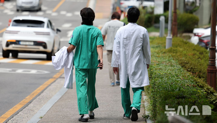 [서울=뉴시스] 김선웅 기자 = 지난 4일 서울 소재 의과대학에서 의대생들이 이동하고 있다. 2025.08.04. mangusta@newsis.com