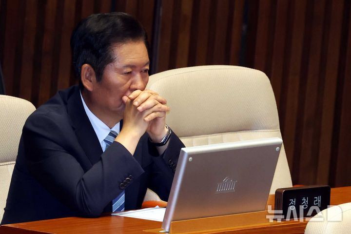 [서울=뉴시스] 조성봉 기자 = 정청래 더불어민주당 대표가 지난 4일 오후 서울 여의도 국회에서 열린 제427회국회(임시회) 제3차 본회의에서 잠시 생각에 잠겨 있다. 2025.08.04. suncho21@newsis.com