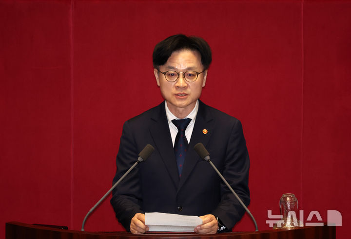 [서울=뉴시스] 김명년 기자 = 김정관 산업통상자원부 장관이 4일 오후 서울 여의도 국회에서 열린 제427회국회(임시회) 제3차 본회의에서 인사말하고 있다. 2025.08.04. kmn@newsis.com