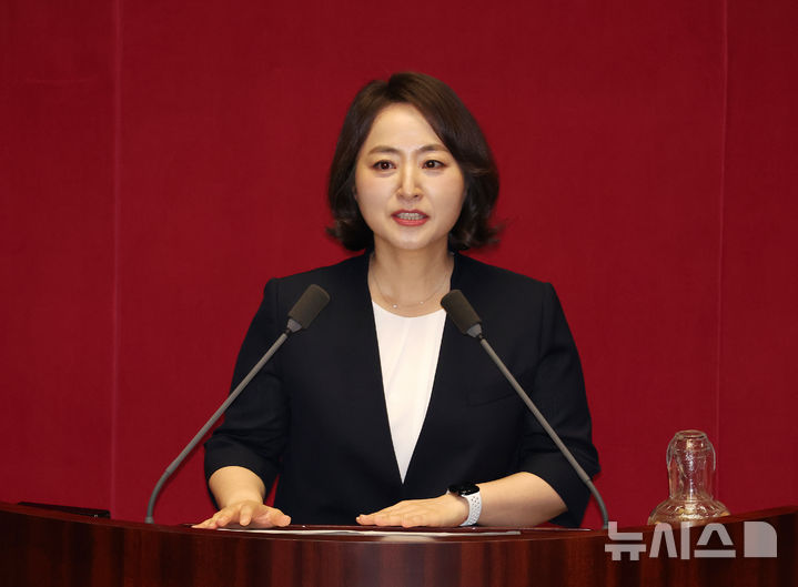 [서울=뉴시스] 김명년 기자 = 더불어민주당 비례대표 의원직을 승계받은 이주희 의원이 이 4일 오후 서울 여의도 국회에서 열린 제427회국회(임시회) 제3차 본회의에서 인사말하고 있다. 2025.08.04. kmn@newsis.com