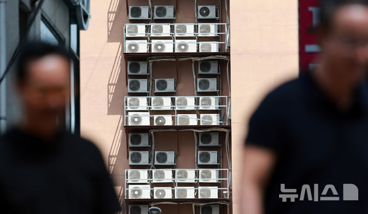 [서울=뉴시스] 이영환 기자 = 지난 4일 서울 시내의 한 건물에 에어컨 실외기가 가득한 모습. 2025.08.04. 20hwan@newsis.com